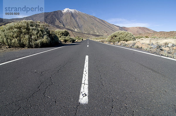 Straße führt zum Pico del Teide Vulkan  UNESCO Weltnaturerbe  Teneriffa  Kanarische Inseln  Spanien  Europa