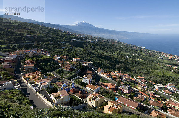 Kleine Stadt vor dem Pico del Teide Vulkan  Unesco Weltnaturerbe  Teneriffa  Kanarische Inseln  Spanien  Europa