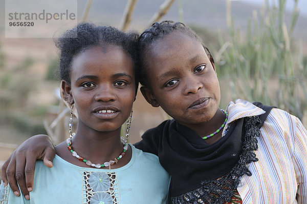 Zwei junge muslimische Mädchen  Porträt  Yabello  Südäthiopien  Äthiopien  Afrika