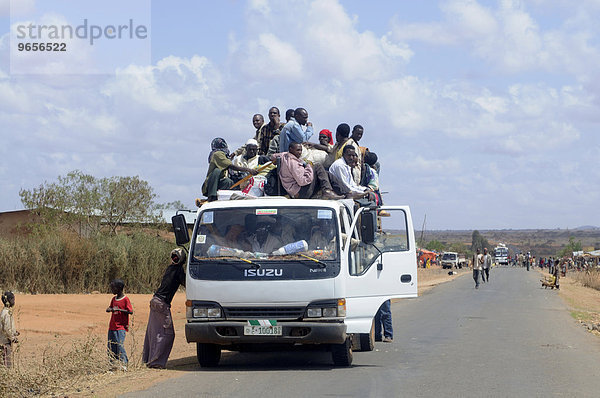 Vollbeladener LKW als öffentliches Verkehrsmittel  Südäthiopien  Äthiopien  Afrika