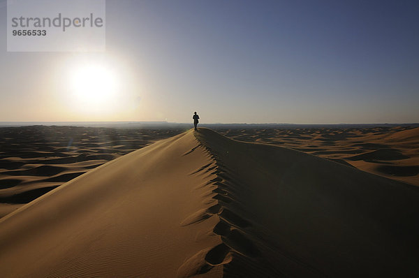 Touristin in den Sanddünen der Sahara  Merzouga  Marokko  Afrika