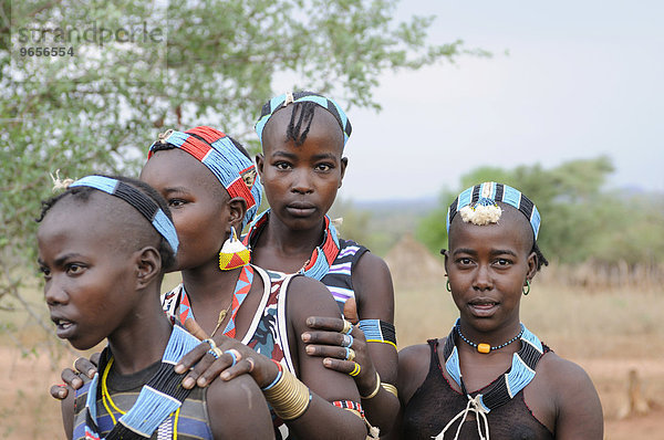 'Junge Mädchen vom Stamm der Hamar beim Initiationsritual ''Sprung über die Rinder''  südliches Omotal  Äthiopien  Afrika'