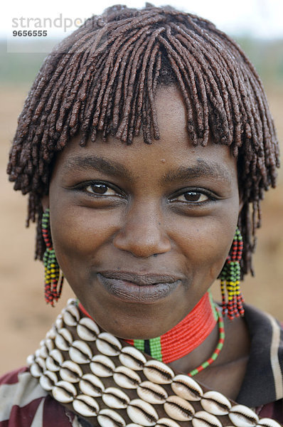 'Junge Frau vom Hamar Stamm  Porträt  beim Initiationsritual ''Sprung über die Rinder''  südliches Omotal  Äthiopien  Afrika'