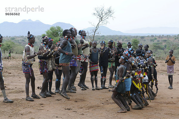'Traditioneller Tanz beim Initiationsritual ''Sprung über die Rinder'' vom Stamm der Hamar  südliches Omotal  Äthiopien  Afrika'
