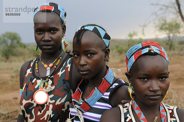 'Junge Mädchen vom Stamm der Hamar beim Initiationsritual ''Sprung über die Rinder''  südliches Omotal  Äthiopien  Afrika'