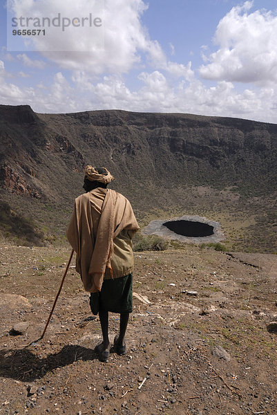 Alter Mann am Chew Bet Krater mit Salzsee  Äthiopien  Afrika