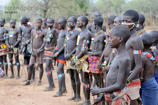 'Junge Kämpfer vom Hamar Stamm beim Initiationsritual ''Sprung über die Rinder''  südliches Omotal  Äthiopien  Afrika'