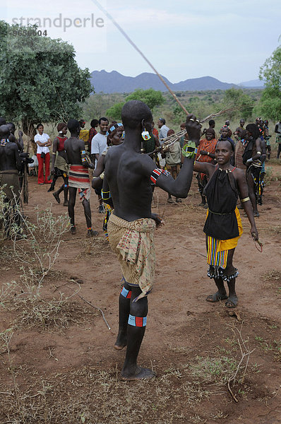 'Frau vom Stamm der Hamar beim Auspeitschen beim Initiationsritual ''Sprung über die Rinder''  südliches Omotal  Äthiopien  Afrika'