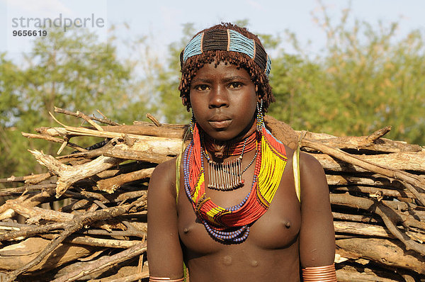 Junges Mädchen vom Stamm der Hamer  Porträt  Omotal  Äthiopien  Afrika