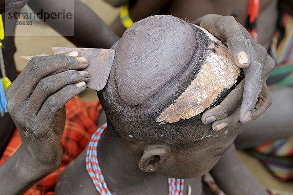 Kopfschmuck eines Mannes vom Stamm der Oromote  südliches Omotal  Äthiopien  Afrika