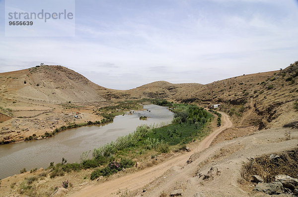 Wüstenlandschaft mit der alten Burgruine Boulaouane am Fluss Oued Oum  Marokko  Afrika