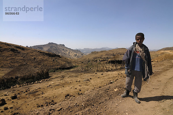 Junge vor Ausblick in die Bale-Berge  Äthiopien  Afrika