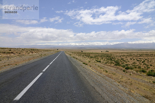 Landstraße im Hohen Atlas  Marokko  Afrika