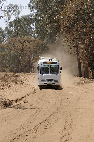 Bus auf einer Sandpiste  Südäthiopien  Äthiopien  Afrika