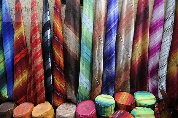 Bunte Tücher im Bazar von Fes  Marokko  Afrika
