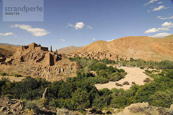 Eine Kasbah in der Dades-Schlucht  Marokko  Afrika