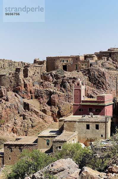 Rosa Moschee in einem zerklüfteten Felsen  Anti-Atlas  Marokko  Afrika