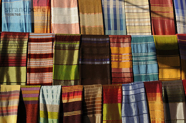 Bunte Tücher zum Verkauf am Markt von Essaouira  Marokko  Afrika