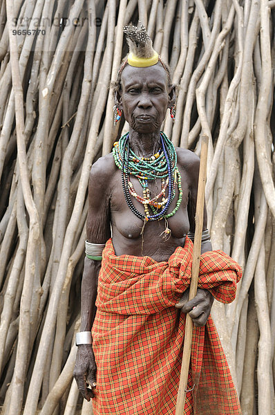 Alte Frau vom Stamm der Oromote  südliches Omotal  Südäthiopien  Äthiopien  Afrika