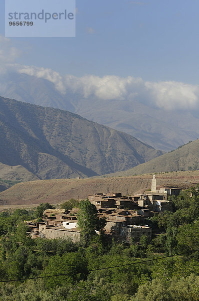 Blick auf ein Bergdorf am Tiz n'Test Pass im Hohen Atlas  Marokko  Afrika