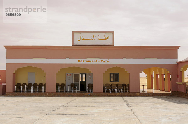 Restaurant und Cafe in der Wüste zwischen Nouadhibou and Nouakchott  Mauretanien  nordwestliches Afrika  Afrika