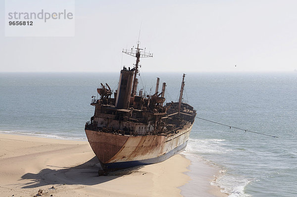 Gestrandetes Fährschiff am Ufer des Cap Blanc  Nouadhibou  Mauretanien  nordwestliches Afrika  Afrika