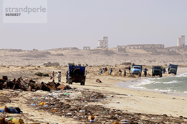 Menschen sammeln Metall und andere Überreste rostiger Schiffe auf dem Schiffsfriedhof von Nouadhibou  Mauretanien  nordwestliches Afrika  Afrika