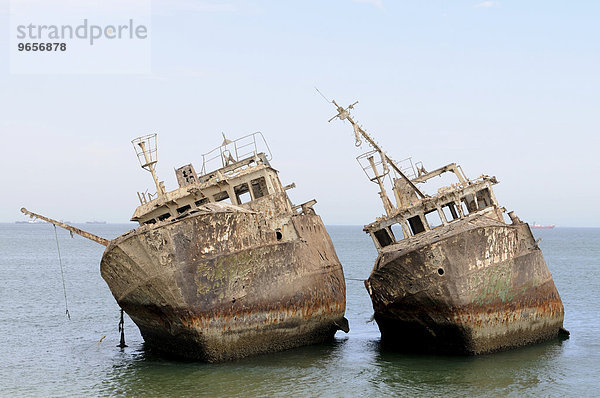 Schiffswracks rosten am Strand von Nouadhibou  einem der größten Schiffsfriedhöfe weltweit  Mauretanien  nordwestliches Afrika  Afrika