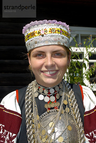 Traditionell gekleidete Setufrau  Südostestland  Estland  Nordeuropa  Europa
