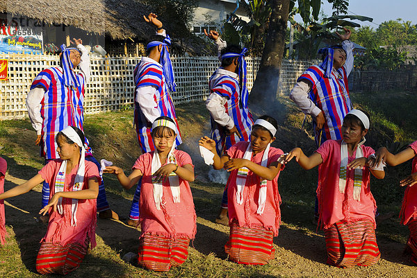 Jugendliche Kayans praktizieren ihre jährliche Zeremonie  nahe Pyay  Myanmar  Birma oder Burma  Südostasien  Asien