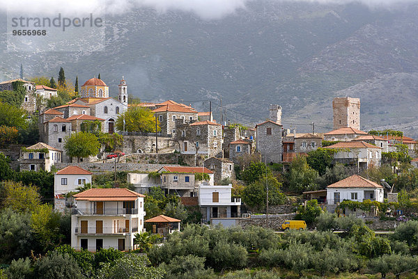 Das mittelalterliche Dorf Malnia mit seinen Wehrtürmen  Peleponnes  Griechenland  Europa