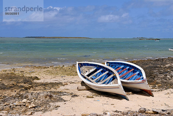 Zwei kleine Ruderboote am Strand  Rodrigues  Mauritius  Afrika