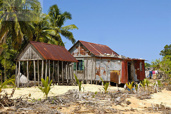 Einsame Hütten an einem abgelegenem Strand  Insel Saint Marie  Madagaskar  Afrika