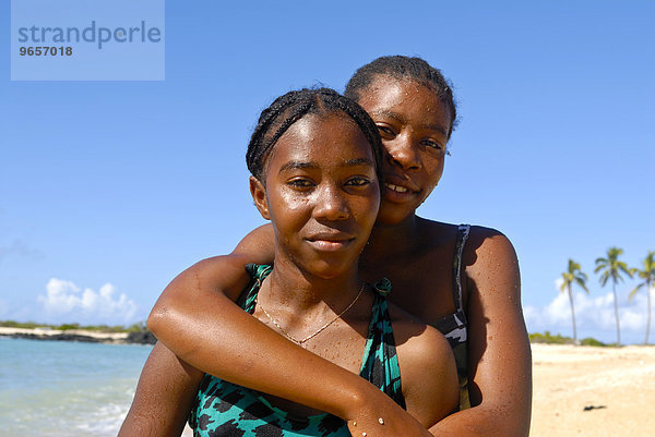 Einheimische Mädchen am Strand von Grand Comore  Komoren  Afrika