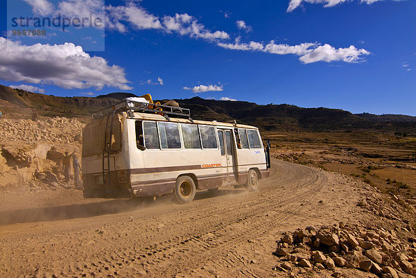 Bus auf einer staubigen Piste  Äthiopien  Afrika