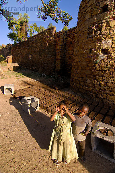 Kinder vor der Stadtmauer von Harar  Äthiopien  Afrika