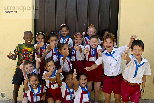 Schulkinder in Schuluniform in Camagüey  Kuba  Karibik  Nordamerika