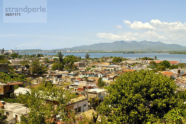 Blick über Santiago de Cuba  Kuba  Karibik  Nordamerika