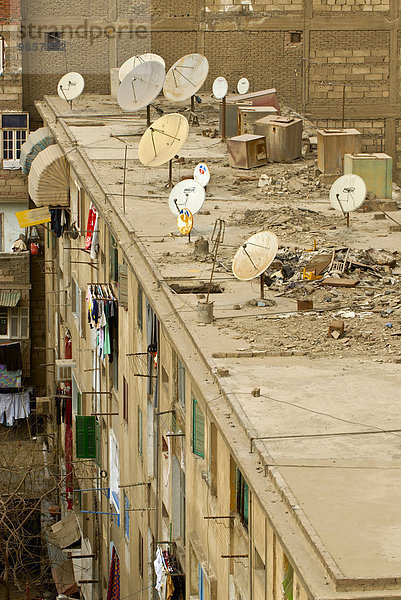 Satellitenschüssel auf einem Flachdach  Kairo  Ägypten  Afrika
