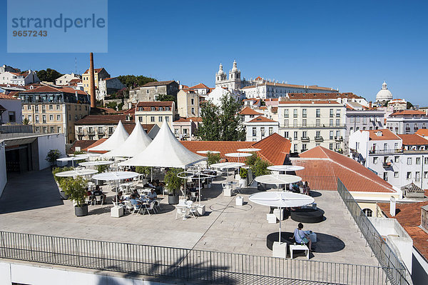 Terrasse der Portas do Sol Bar und Restaurant  hinten die Altstadt von Alfama  Lissabon  Portugal  Europa