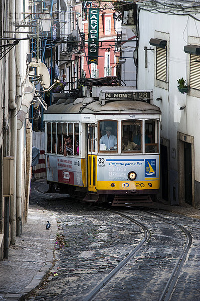 Famous tram 28 going through the old quarter  Alfama  Lissabon  Distrikt Lissabon  Portugal  Europa