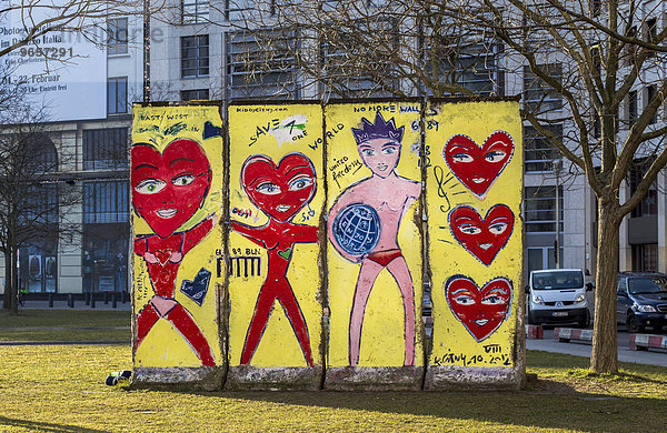 Künstlerisch bemalte Mauersegmente auf dem Rasen am Potsdamer Platz  Berlin  Deutschland  Europa