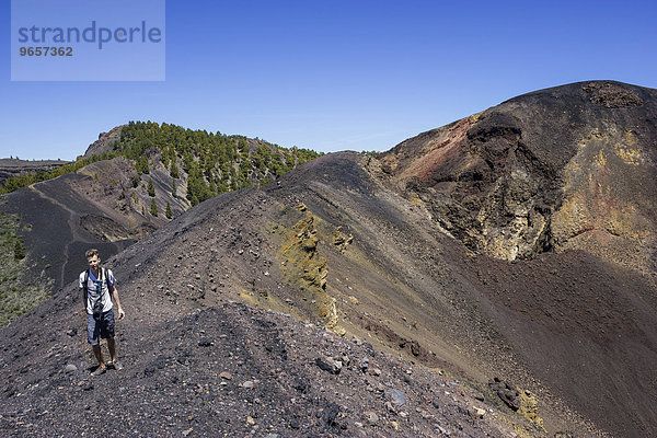 'Wanderer auf Wanderweg am Vulkankrater des Vulkan Duraznero  ''Ruta de los Volcanes''  Vulkanroute  Naturpark Cumbre Vieja  La Palma  Kanarische Inseln  Spanien  Europa'