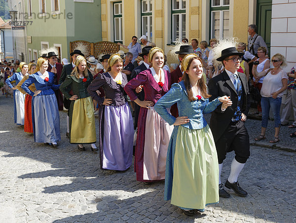 Festzug zum Marillenfest  Spitz an der Donau  Wachau  Waldviertel  Niederösterreich  Österreich  Europa