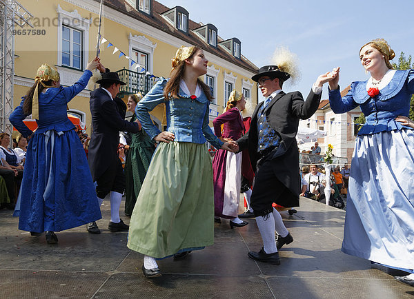 Tanz am Marillenfest  Spitz an der Donau  Wachau  Waldviertel  Niederösterreich  Österreich  Europa