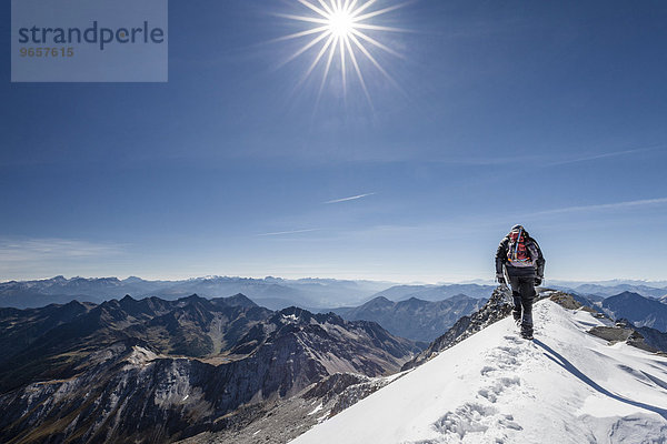 Bergsteiger beim Abstieg vom Hohen Weißzint  hier am Gipfelgrat  Zillertaler Alpen  Lappach  Mühlwaldertal  Tauferer Ahrntal  Pustertal  Südtirol  Italien  Finkenberg  Tirol  Österreich  Europa