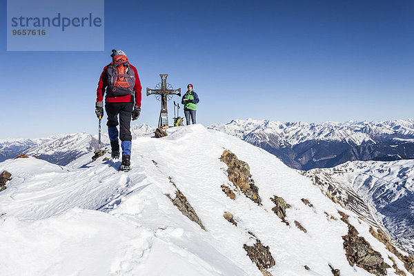 Bergsteiger auf dem Gipfel des Penser Weißhorn oberhalb vom Penser Joch im Sarntal in den Sarntaler Alpen  Südtirol  Trentino-Südtirol  Italien  Europa