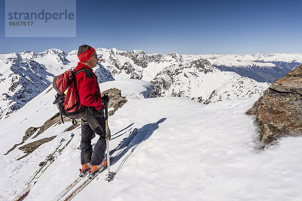 Skitourengeher auf dem Gipfelgrat mit Schneewechte  beim Aufstieg auf die Laaser Spitze  auch Orgelspitze im Martelltal  Nationalpark Stilfserjoch  hinten die Ortlergruppe  Vinschgau  Trentino-Südtirol  Italien  Europa