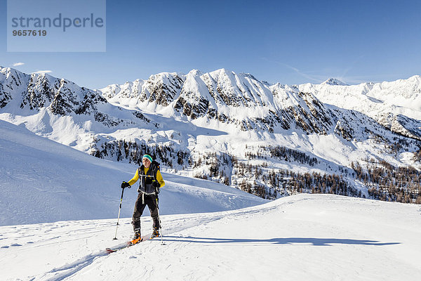 Skitourengeher beim Aufstieg auf das Zermaidjoch  hinten der Pfauses und Ganderberg  Moos in Passeier  Passeiertal  Meraner Land  Trentino-Südtirol  Italien  Europa