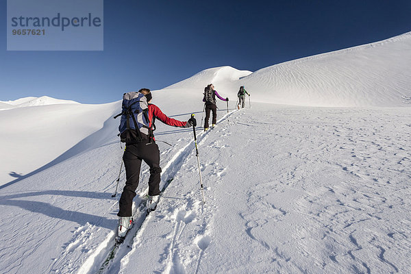 Skitourengeher beim Aufstieg auf den Seekofel  Dolomiten  St. Vigil  Naturpark Fanes-Sennes-Prags  Hochpustertal  Pustertal  Trentino-Südtirol  Italien  Europa